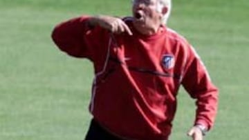 <b>DESCONFIADO.</b> Luis Aragonés no se fía del próximo rival del Atlético.