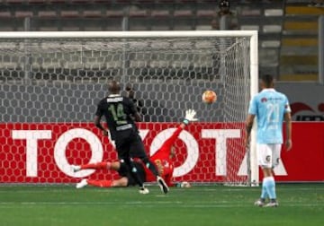 Nacional ganó con gol de Ibarbo. Le alcanzó en su partido más flojo en Libertadores.