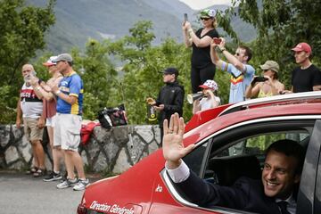 El presidente francés Emmanuel Macron saludando desde un coche en la 17ª etapa del Tour de Francia de 2017.