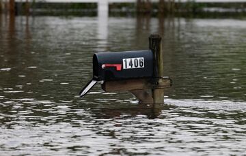 El huracán Ian llegó al oeste de Florida con vientos de más de 240 km/h, provocando inundaciones catastróficas en varias localidades, también ha dejado inundaciones  y graves destrozos en el centro de la península. La tormenta provocó una marejada ciclónica  que inundó grandes áreas del suroeste de Florida, las áreas cercanas a la costa han quedado arrasadas.