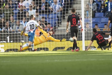 El último gol del Espanyol no lo marcó un delantero perico. Su autor fue el zaguero rojiblanco Zoran Savic, que en un intento de despejar un centro de Wu Lei, acabó introduciendo el balón en la meta de Oblak en la jornada 26 de Liga. Luego empatarían los rojiblancos para dejar el empate en las tablas (1-1).