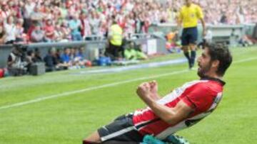 A SUS PIES. Raúl García se arrodilló tras marcar y después se abrazó con su amigo Kike Sola.