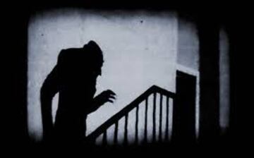 La primera vez que el mito de Dr¨¢cula, el vampiro, el no muerto, se represent¨® en el cine fue hace m¨¢s de 100 a?os, en Nosferatu. Murnau es otro de los grandes representantes del expresionismo alem¨¢n. El conde Orlok, el vampiro protagonista, sigue dando miedo a¨²n hoy en d¨ªa y la sombra de su silueta recortada en las escaleras es una de las grandes e ic¨®nicas im¨¢genes de terror de todos los tiempos.