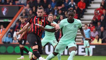Soccer Football - Premier League - AFC Bournemouth v Chelsea - Vitality Stadium, Bournemouth, Britain - September 17, 2023 AFC Bournemouth's Lewis Cook in action with Chelsea's Lesley Ugochukwu REUTERS/Ian Walton NO USE WITH UNAUTHORIZED AUDIO, VIDEO, DATA, FIXTURE LISTS, CLUB/LEAGUE LOGOS OR 'LIVE' SERVICES. ONLINE IN-MATCH USE LIMITED TO 45 IMAGES, NO VIDEO EMULATION. NO USE IN BETTING, GAMES OR SINGLE CLUB/LEAGUE/PLAYER PUBLICATIONS.