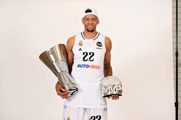 Tavares, posando con el trofeo de la Euroliga y el trofeo de MVP.