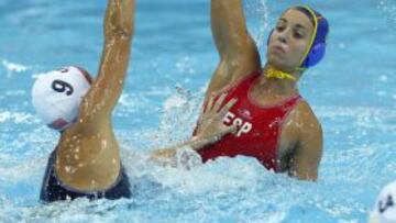 Ani Espar ante Elsie Windes,durante la final olímpica de waterpolo.