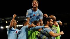 Los jugadores del City celebran un gol al United.