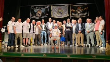 Los peñistas de Santoña posan junto a Helguera, Munitis y Agustín.