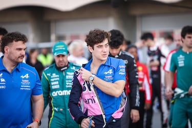 Franco Colapinto llega a las pruebas de pretemporada en el Circuito Internacional de Baréin.