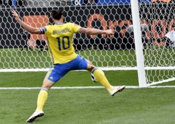 El jugador sueco falló un gol clarísimo a puerta vacía con el marcador en empate a cero, aunque el árbitro invalidó la jugada después por fuera de juego.