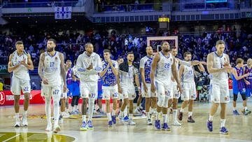 Los jugadores del Real Madrid se marchan al vestuario después de perder con el Barça (68-86) en la Euroliga el 11 de febrero en el Palacio con la mejor entrada del año: 9.000 aficionados.