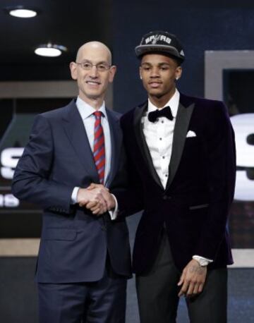 El comisionado de la NBA, Adam Silver, saluda al jugador Dejounte Murray, seleccionado por San Antonio Spurs.