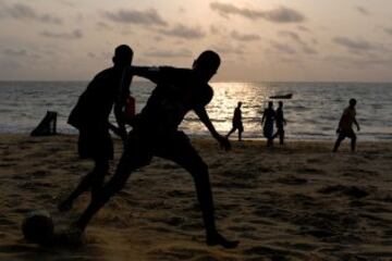 Fútbol en las playas de Libreville capital de Gabón