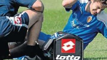 <b>SUSTO. </b>Aimar se queja con amargura después de sufrir la lesión en el entrenamiento de ayer, atendido por el fisio Jerónimo Roldán.