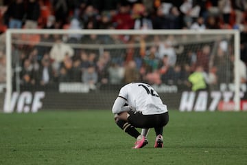 VALENCIA, 17/01/2024.- El lateral del Valencia Thierry Correia, al término del partido de los octavos de final de la Copa del Rey de fútbol que Valencia CF y Celta de Vigo han disputado este miércoles en el estadio de Mestalla. EFE/Manuel Bruque
