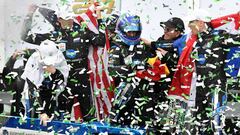 AME4494. DAYTONA BEACH (USA), 27/01/2019.- (i-d) Kamui Kobayashi, Jordan Taylor, Fernando Alonso, Wayne Taylor y Ranger Van Der Zande del equipo Wayne Taylor Racing, Konica Minolta Cadillac, celebra, la victoria en la competencia de prototipos Rolex 24 Horas este domingo, en Daytona Beach, en Florida (Estados Unidos). EFE/ Gerardo Mora