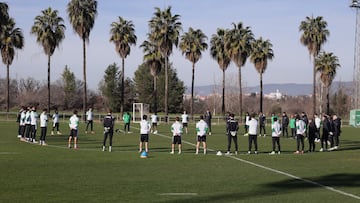 Los jugadores del Córdoba guardan un minuto de silencio