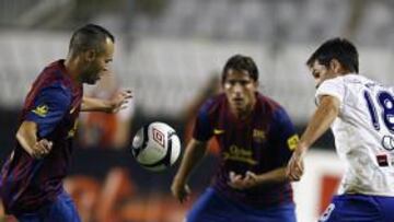 <b>MIRAN EL BALÓN. </b>Iniesta, Jeffren y Maxwell, en el partido de ayer.