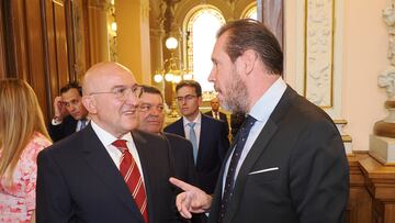 (I-D) Jesús Julio Carnero, alcalde entrante de Valladolid, junto a Óscar Puente, alcalde saliente de Valladolid, antes de la sesión de constitución del Ayuntamiento de Valladolid, a 17 de junio de 2023, en Valladolid, Castilla y León (España). Los casi 8.100 ayuntamientos españoles en los que el pasado 28 de mayo se celebraron elecciones municipales se constituyen y eligen alcalde hoy, después de que las juntas electorales de zona hayan proclamado a las más de 67.000 personas que resultaron electas en los comicios de mayo. El artículo 195.1 de la Ley Orgánica del Régimen Electoral General (LOREG) establece que "las corporaciones municipales se constituyen en sesión pública el vigésimo día posterior a la celebración de las elecciones, salvo que se hubiese presentado recurso contencioso-electoral contra la proclamación de los concejales electos, en cuyo supuesto se constituyen el cuadragésimo día posterior a las elecciones".
Alberto Ortega / Europa Press
17/06/2023