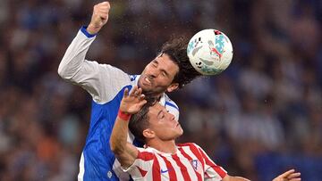 Espanyol's Uruguayan defender #06 Leandro Cabrera and Atletico Madrid's Italian forward #22 Giacomo Raspadori vie for a header during the Spanish league football match between RCD Espanyol and Club Atletico de Madrid at�RCDE Stadium in Cornella de Llobregat on August 17, 2025. (Photo by MANAURE QUINTERO / AFP)