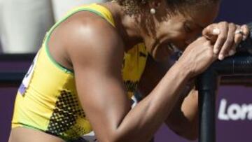 La atleta jamaicana llora desconsolada tras caerse en los 100 metros vallas.