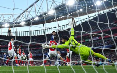 0-1. Avanza Ousmane Dembélé y se apoya en la banda derecha con Khvicha Kvaratskhelia. El georgiano se enfrenta a dos rivales en el área de los gunners, da un pase atrás en donde llega el mosquito, que la pega con la izquierda y de primeras, para mandar el balón ajustado al palo izquierdo de David Raya y anotar el primer tanto para los parisinos.