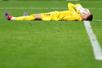 Bart Verbruggen se lamenta tras la eliminación de la selección de Países Bajos de la EURO 2024.