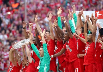 Franck Ribery, Arjen Robben y Rafinha levantando la ensaladera que le proclama al Bayern de Múnich como campeón de la Bundesliga por séptima vez seguida. 