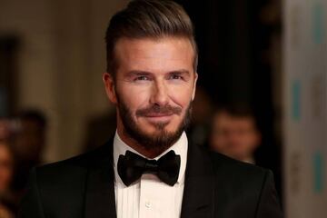 Loos fue asistente personal de David Beckham y su esposa Victoria por mucho tiempo. Después de haber salido el rumor de que Beckham y Loos habían mantenido relaciones, Rebeca aprovechó la situación para llenarse de dinero, posando para sesiones fotográficas.