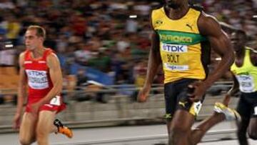 <b>ÁNGEL DAVID PERSIGUE A BOLT. </b>El plusmarquista mundial de 100 ganó la sexta serie en Daegu, en la que el récordman español (a la izquierda) acabó el tercero.