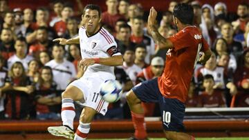 Maxi Rodr&iacute;guez centra una pelota ante Walter Erviti en el partido entre Newell&#039;s e Independiente.