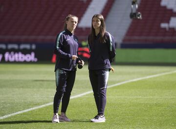 Las jugadoras del FC Barcelona revisan el estadio del Estadio Wanda Metropolitano.