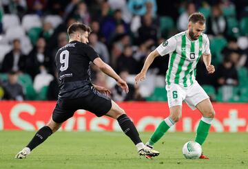 El central argentino es el seguro del Betis. Posiblemente, el jugador más regular y fiable del equipo. Pezzella es ese tipo de defensa que todo portero quiere como socio: siempre en su sitio, seguro por bajo, firme por alto. Cuando el Alavés atacó, con él se encontró.