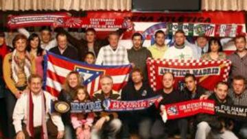<b>SATISFACCIÓN. </b>Los miembros de la peña de Rivas muestran sus banderas y sus bufandas del Atleti.