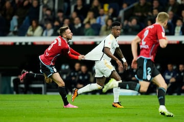 El '7' del Real Madrid realizó un empujón innecesario sobre Óscar Mingueza. El brasileño se marchó del defensor y este le agarró de la camiseta para no dejarle escapar. Vinicius acabó perdiendo los nervios y se revolvió empujando a Mingueza.