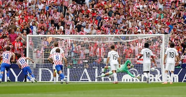 Julián Álvarez marca el 3-2 de penalti para el Atlético de Madrid. 