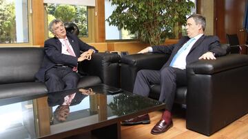 Miguel Cardenal se reúne con Ángel María Villar en la sede del CSD en septiembre de 2013. El sucesor de Cardenal en el cargo tendrá que lidiar con las polémicas entre el CSD y la RFEF de los últimos años.