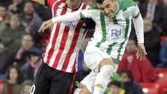 El centrocampista del Athletic Club de Bilbao &Oacute;scar De Marcos disputa un bal&oacute;n con el delantero del C&oacute;rdoba Borja Garc&iacute;a durante el partido correspondiente a la decimocuarta jornada de la Liga BBVA jugado en San Mam&eacute;s. 
 