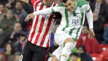 El centrocampista del Athletic Club de Bilbao &Oacute;scar De Marcos disputa un bal&oacute;n con el delantero del C&oacute;rdoba Borja Garc&iacute;a durante el partido correspondiente a la decimocuarta jornada de la Liga BBVA jugado en San Mam&eacute;s. 
 