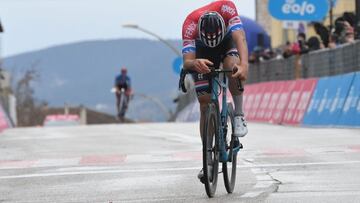 Mathieu Van der Poel llega exhausto a la l&iacute;nea de meta tras imponerse ante Tadej Pogacar en la quinta etapa de Tirreno-Adri&aacute;tico.