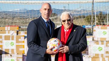 El presidente de la RFEF, Luis Rubiales, (i) ha recibido al Padre Ángel, fundador de la ONG Mensajeros de la Paz en la Ciudad del Fútbol de Las Rozas.