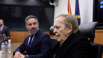 El presidente de VOX, Santiago Abascal (i), y el candidato de la moción de censura, el profesor Ramón Tamames (d), a su llegada a una comparecencia ante los medios en el Congreso de los Diputados, a 16 de marzo de 2023, en Madrid (España). El candidato a la moción de censura al Gobierno, Ramón Tamames, y el presidente de Vox, Santiago Abascal, han comparecido para aclarar las diferencias que se han manifestado públicamente en los últimos días entre las partes. Ambos han intervenido apenas unas horas después de conocerse la filtración del discurso íntegro del catedrático para defender la moción de censura que tendrá lugar la próxima semana en el Congreso de los Diputados.
16 MARZO 2023;MADRID;CONGRESO DE LOS DIPUTADOS;MOCION DE CENSURA
Jesús Hellín   / Europa Press
16/03/2023