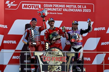 El piloto italiano de Ducati Francesco Bagnaia (C) celebra en el podio con el segundo clasificado de Ducati, el piloto italiano Fabio Di Giannantonio (I), y el tercer clasificado, el piloto francés de Ducati, Johann Zarco.  