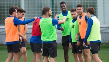 Varios jugadores del Athletic hacen el pasillo a Córdoba en los ejercicios de ayer para el clásico pasadizo lleno de collejas.