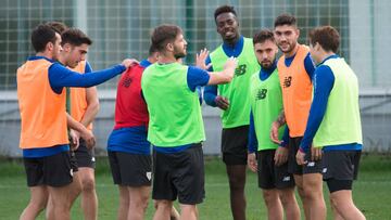 Varios jugadores del Athletic hacen el pasillo a C&oacute;rdoba en los ejercicios de ayer para el cl&aacute;sico pasadizo lleno de collejas.