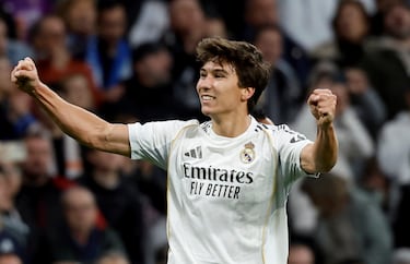 Gonzalo García celebra su primer gol en LaLiga el 4 de enero de 2026: cabezazo certero en el minuto 20 para abrir el camino del triunfo 5‑1 ante el Betis.