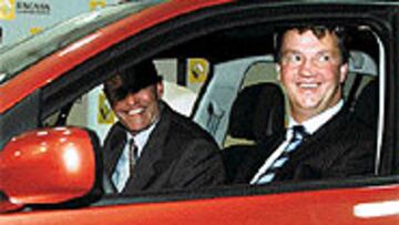 <b>EL AMO DE TODO</B>. Louis van Gaal impone su criterio en el Barça.