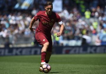 Francesco Totti controla el balón durante su último derbi romano contra la Lazio el pasado 30 de abril.