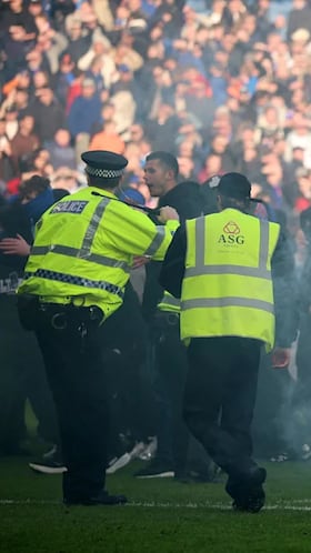 Celtic Rangers pelea en campo