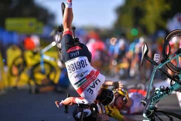 Grave caída del neerlandés Fabio Jakobsen (Deceuninck) al ser cerrado por su compatriota Groenewegen (Jumbo) que provocó una montonera en la línea de meta.